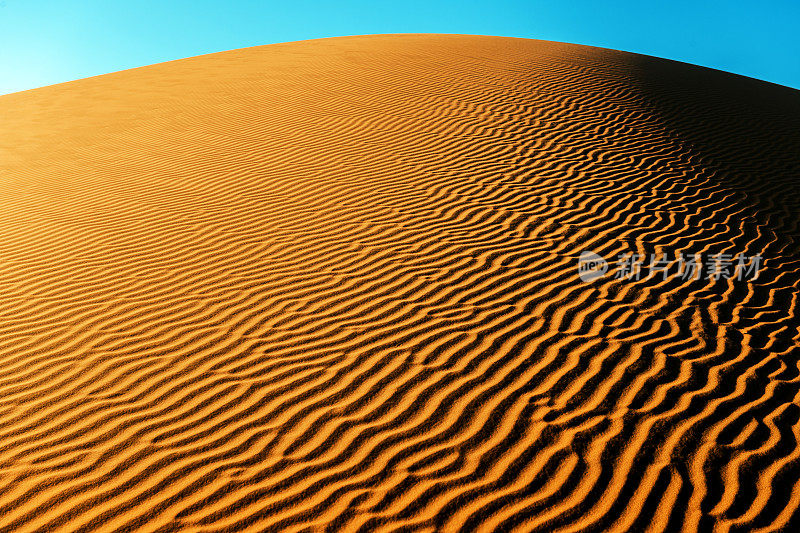 在Erg Chebbi沙漠的沙子，Merzouga，摩洛哥，北非